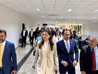 Notícia destaque: Presidente Gisela Cardoso lidera grande comitiva de advogados ao Fórum para garantir respeito às prerrogativas profissionais